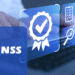 Logotipo do INSS com ícones de certificação e tecnologia, representando o pagamento de valores extras para aposentados a partir de 24 de julho de 2025.