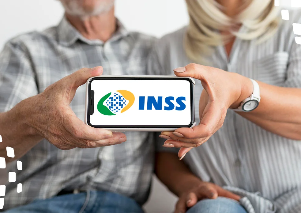 Imagem mostrando o logo do INSS em um celular, relacionado ao desbloqueio de empréstimo consignado.