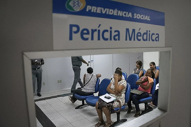 Sala de espera do INSS, com pacientes aguardando para realizar exames médicos.