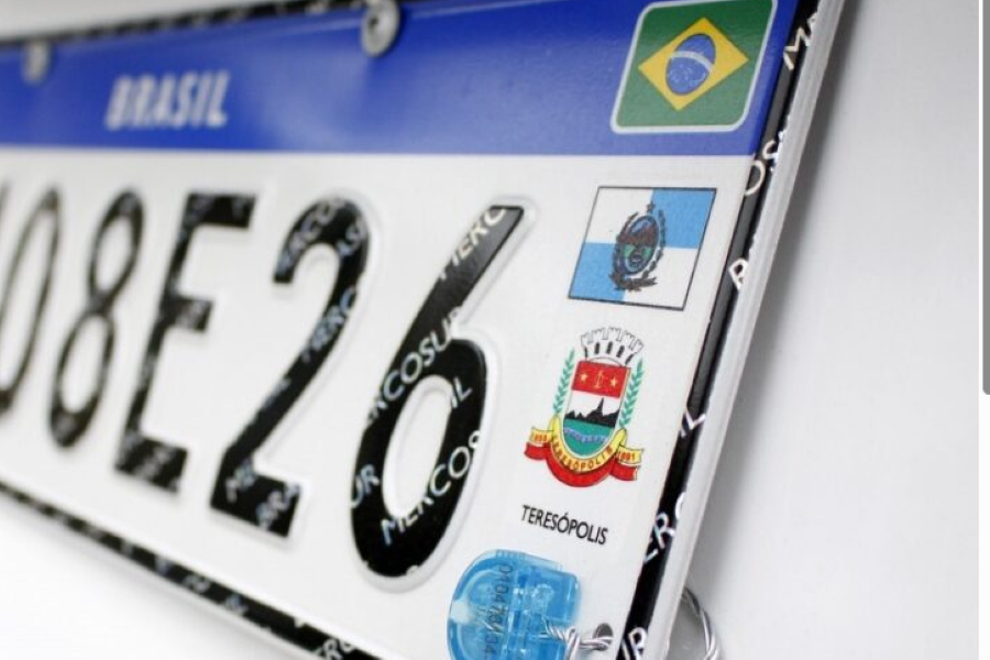 Criminosos clonam site do IPVA para aplicar golpes, placa de carro brasileira com detalhes de Teresópolis.