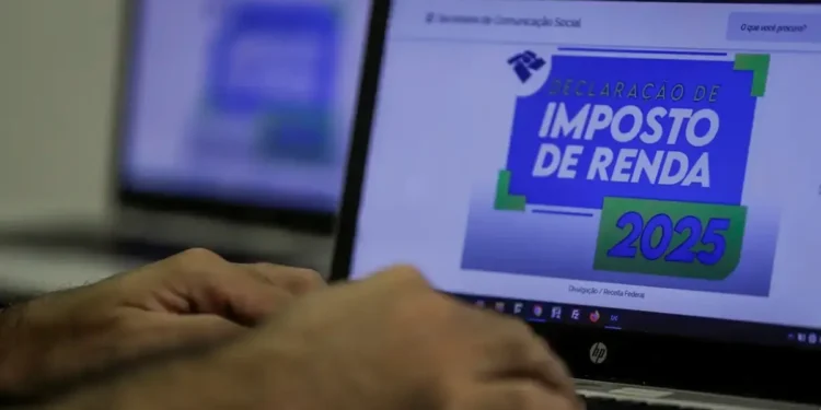 Tela mostrando o processo de preenchimento da declaração do Imposto de Renda 2025.