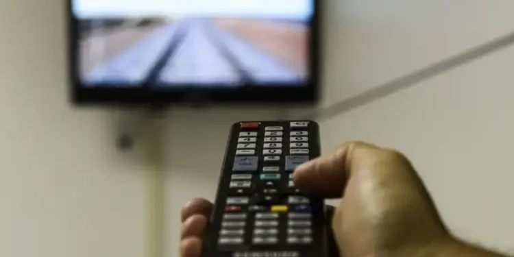Controle remoto apontando para uma TV com sinal da parabólica digital