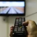 Controle remoto apontando para uma TV com sinal da parabólica digital