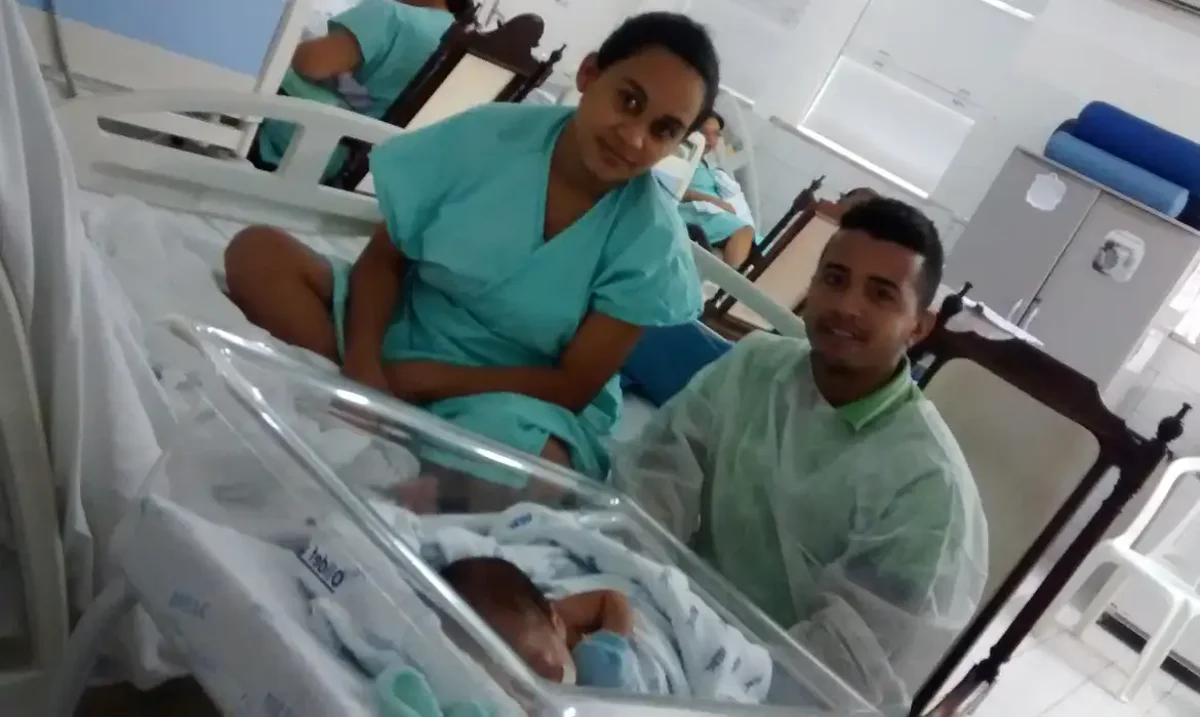 Pais recém-nascido hospital, impacto da licença-paternidade na rotina familiar.