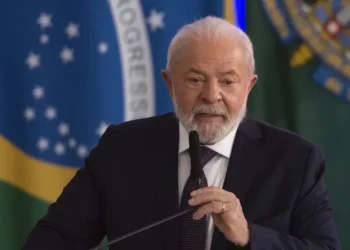 Lula discursando sobre o futuro do Bolsa Família, destacando a importância da evolução das políticas públicas