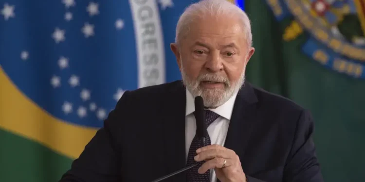 Lula discursando sobre o futuro do Bolsa Família, destacando a importância da evolução das políticas públicas
