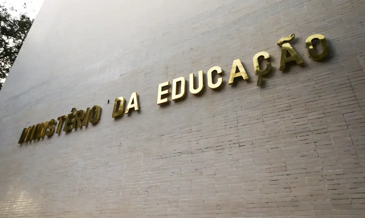 Logotipo do Ministério da Educação do Brasil, com destaque em letras douradas.