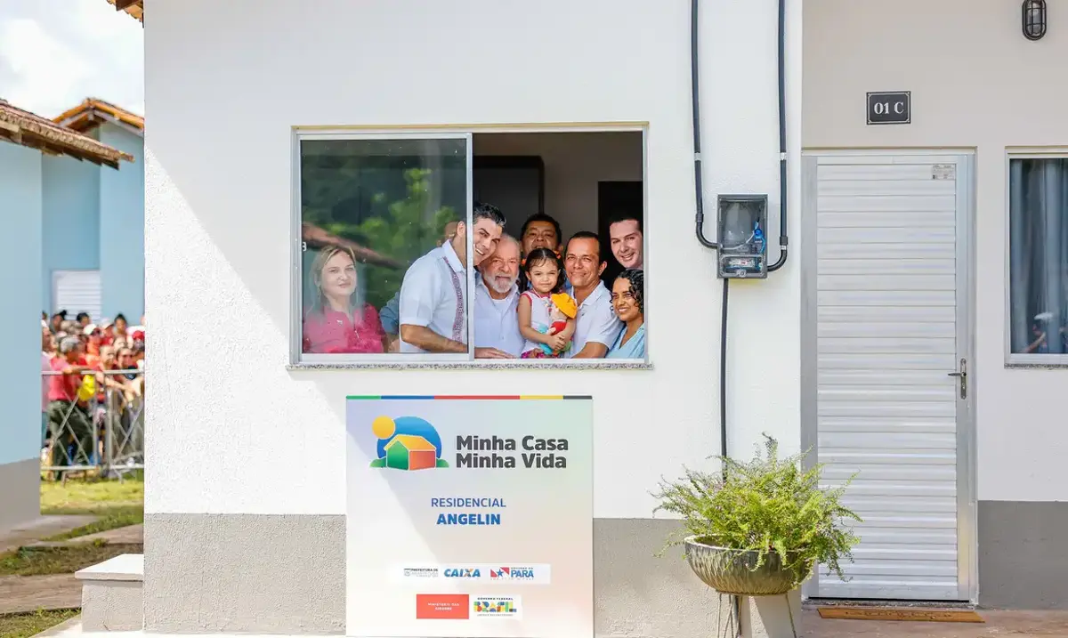 Família recebendo as chaves de sua nova casa no programa Minha Casa, Minha Vida.