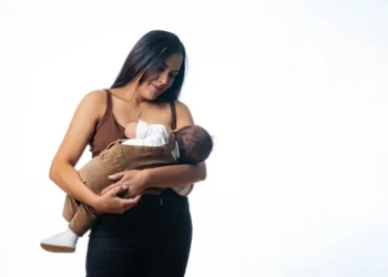 Mãe solteira segurando seu filho nos braços, refletindo o amor e a dedicação da maternidade.