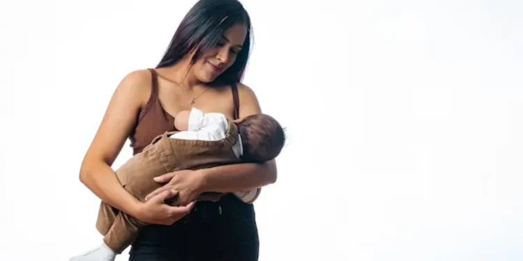 Mãe solteira segurando seu filho nos braços, refletindo o amor e a dedicação da maternidade.