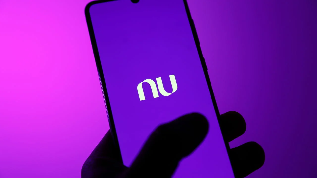 Tela do aplicativo Nubank mostrando a logo com falhas de carregamento, evidenciando instabilidade no sistema.