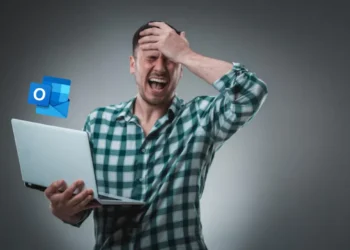 Homem frustrado tentando acessar o Outlook durante falha global de login.