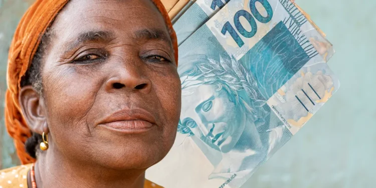 Idosa beneficiária do INSS com notas de cem reais ao fundo
