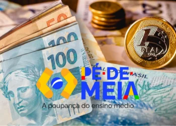 Dinheiro em reais e logo do programa Pé de Meia, com destaque para nota de R$ 100 e moeda de R$ 1.