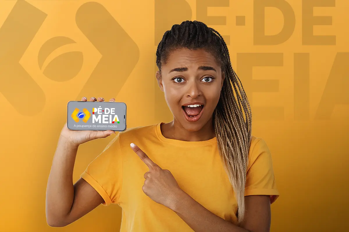 Usuária feliz mostrando o app Jornada do Estudante com a tela do Pé-de-Meia.