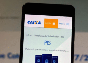 Tela de smartphone exibindo o aplicativo da Caixa com menu de login para acesso ao PIS, programa de benefícios para trabalhadores com carteira assinada em 2023.