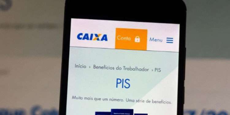 Tela de smartphone exibindo o aplicativo da Caixa com menu de login para acesso ao PIS, programa de benefícios para trabalhadores com carteira assinada em 2023.