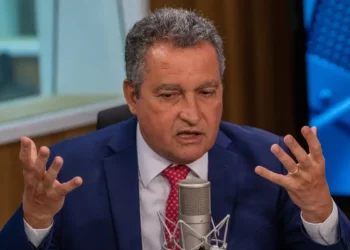 Rui Costa gesticulando durante entrevista em estúdio