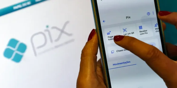 Pessoa acessando a tela do Pix em aplicativo bancário no celular
