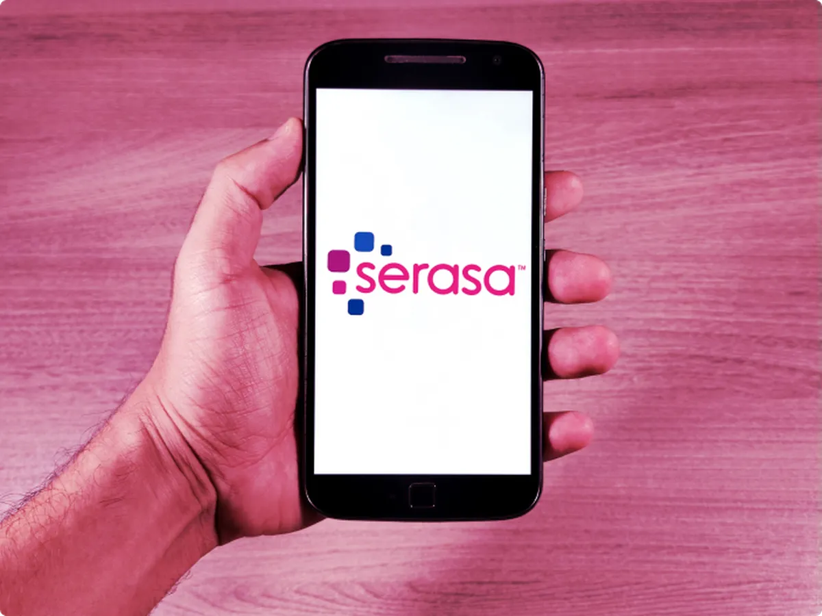 Smartphone exibindo logo do Serasa Limpa Nome