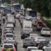 Trânsito intenso com veículos parados em avenida de São Paulo durante horário de pico