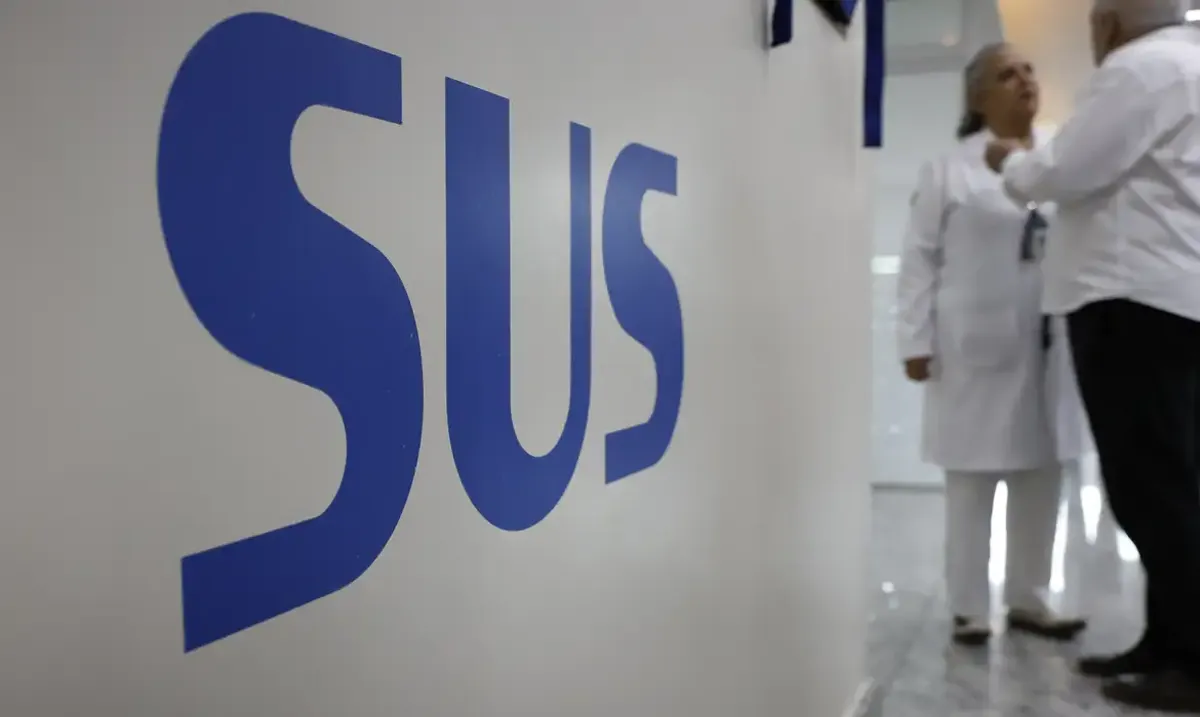 Logo do SUS em hospital, indicando o sistema de saúde pública no Brasil, essencial para a cirurgia reparadora de mama.