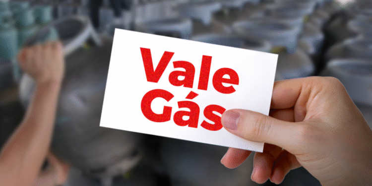 Mão segurando um vale-gás, representando o benefício de voucher para aquisição de botijão de gás em promoção.