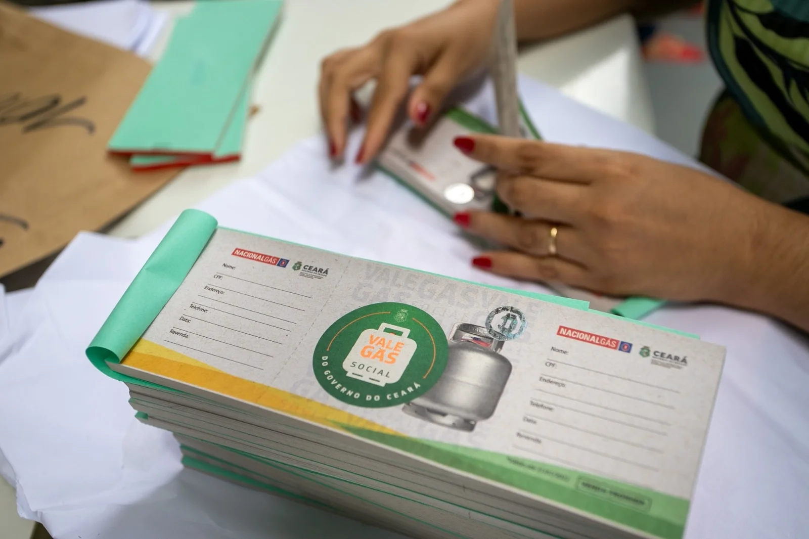 Vale Gás Social sendo entregue em Sobral, com foco nos cupons do programa de auxílio.
