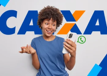 Pessoa sorrindo usando smartphone, com o logo da CAIXA e o ícone do WhatsApp ao fundo.