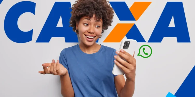 Pessoa sorrindo usando smartphone, com o logo da CAIXA e o ícone do WhatsApp ao fundo.
