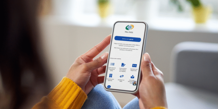 Pessoa acessando o aplicativo Meu INSS em um smartphone para consultar informações sobre pagamentos e benefícios.