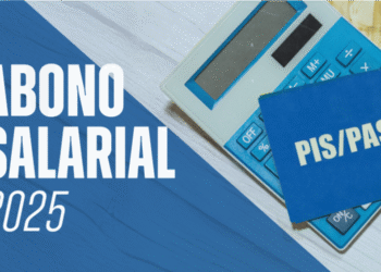 Cartão PIS/PASEP sobre uma mesa com cédulas e uma calculadora, anunciando o abono salarial de 2025, com PIX de até R$ 1.518