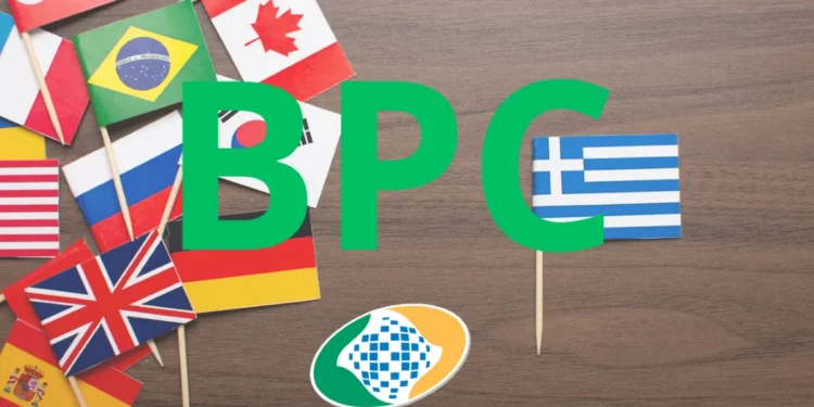Estrangeiros podem receber o BPC no Brasil após novo acordo, conforme anunciado por autoridades brasileiras. Imagem com bandeiras de vários países e o logo da Previdência Social.