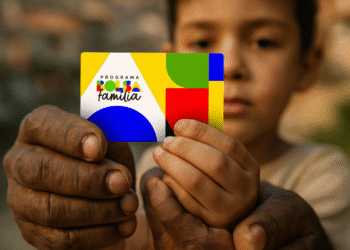 "Cartão do Programa Bolsa Família sendo segurado por uma criança e um adulto, com o design colorido e o logotipo visível.