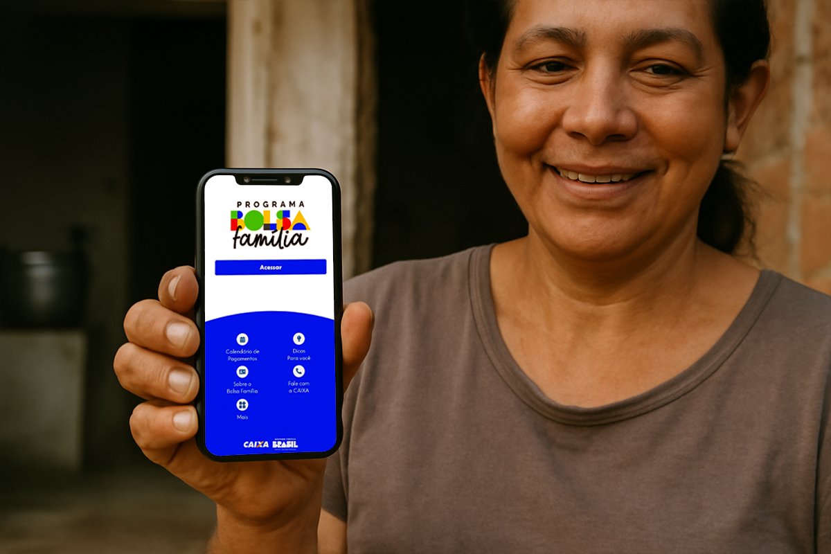 Mulher segurando smartphone com aplicativo do Bolsa Família em exibição, destacando informações sobre o programa.