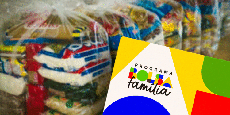 Imagem do cartão do programa Bolsa Família com pacotes de alimentos em primeiro plano. O programa Bolsa Família visa apoiar famílias em situação de vulnerabilidade social com transferências de dinheiro e outros benefícios, como no caso dos pagamentos de agosto de 2025.