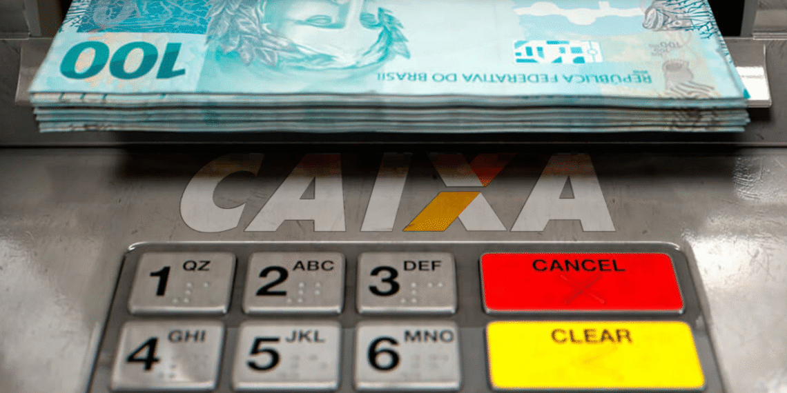 Caixa Econômica Federal com dinheiro sendo retirado de caixa eletrônico, ilustrando o saque-calamidade do FGTS.