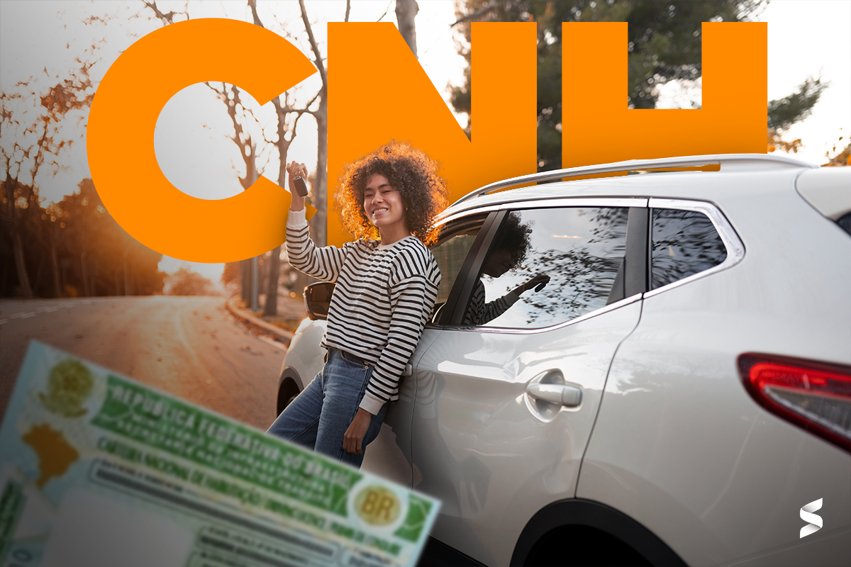 Jovem sorridente segura chave do carro ao lado do veículo com destaque para a CNH gratuita 2025