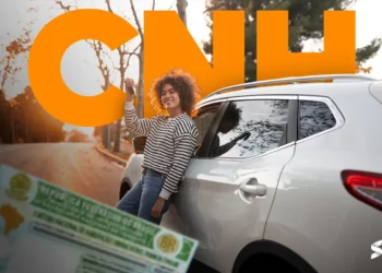 Mulher sorrindo ao lado de carro com chave na mão, destacando CNH e novo benefício do Detran