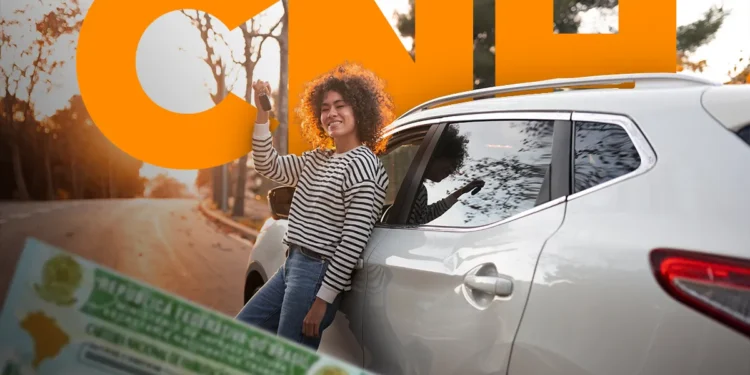 Mulher sorrindo ao lado de carro com chave na mão, destacando CNH e novo benefício do Detran