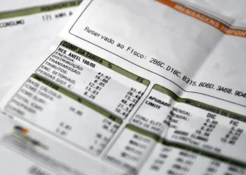 Conta de energia com detalhamento sobre tarifas, tributos e descontos de energia.