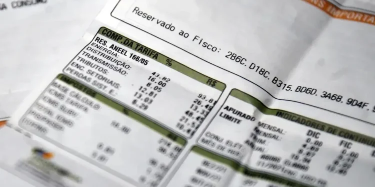 Conta de energia com detalhamento sobre tarifas, tributos e descontos de energia.