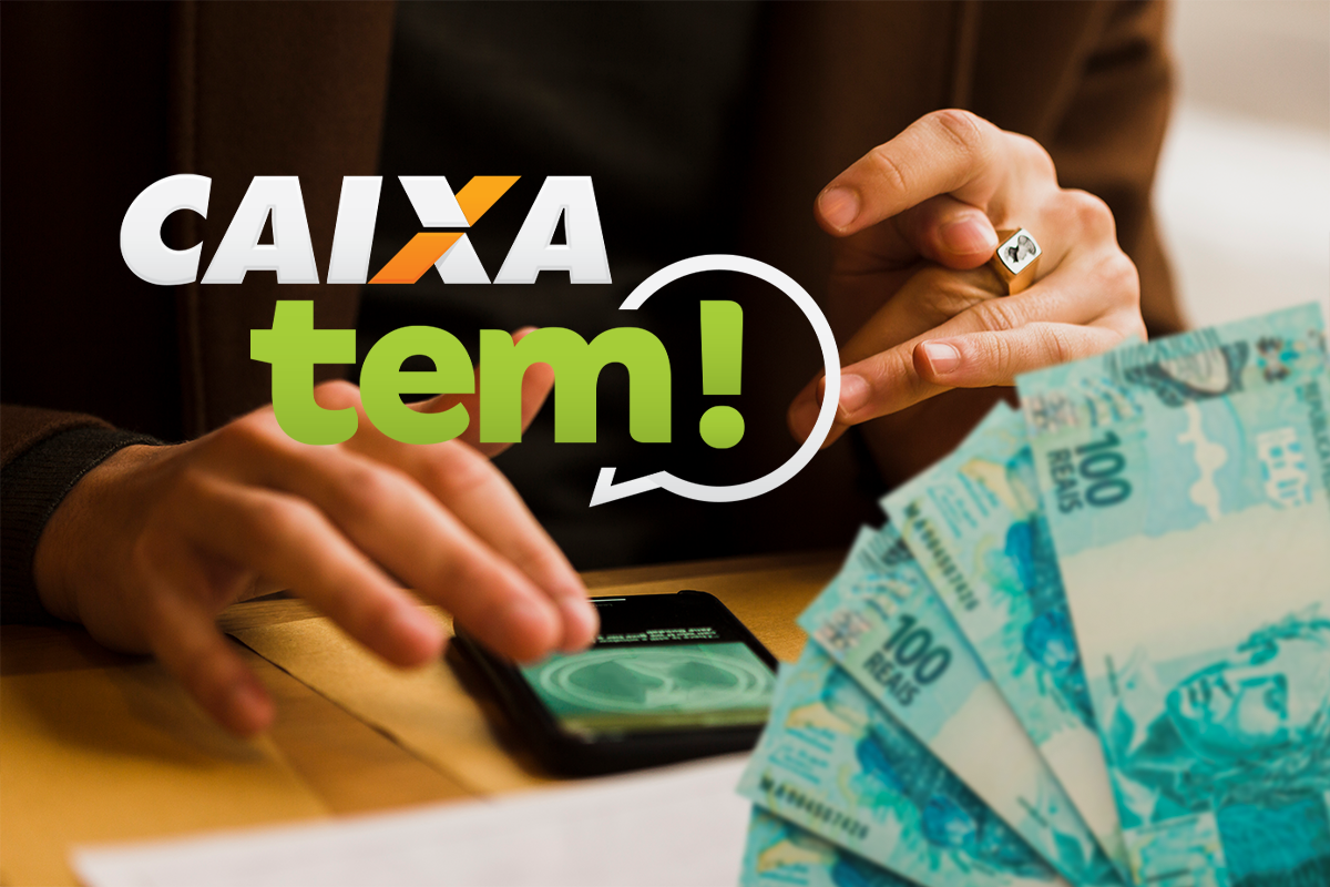 Mão utilizando aplicativo Caixa Tem com cédulas de 100 reais ao lado, ilustrando consulta de saldo.