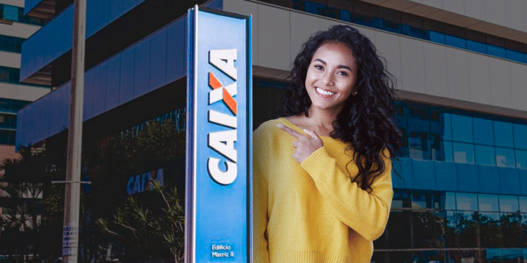 Mulher sorrindo ao lado de uma placa da Caixa Econômica, destacando a agência.