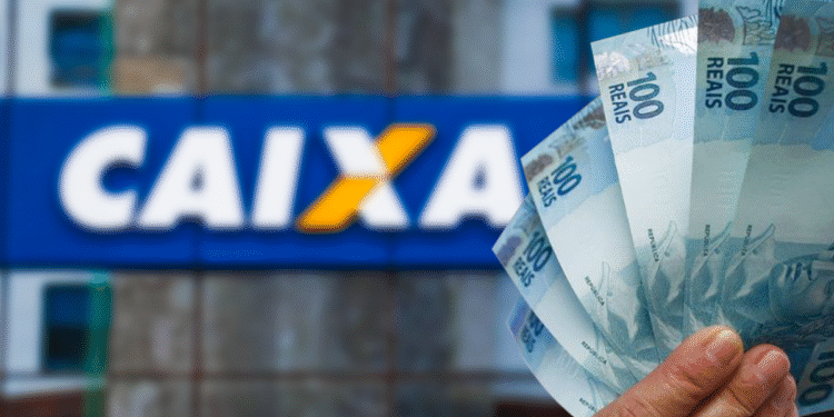 essoa segurando cédulas de 100 reais em frente à Caixa Econômica Federal, representando o auxílio emergencial do governo.