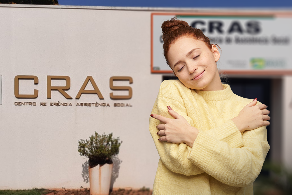 Mulher sorrindo e abraçando a si mesma, com o prédio do CRAS ao fundo, representando apoio e assistência para evitar o corte do benefício.