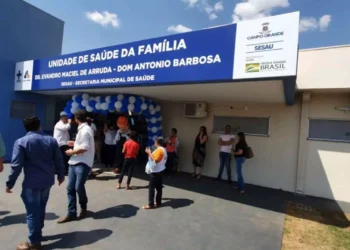 CRAS Dom Antônio em Campo Grande com população presente e decoração de balões.