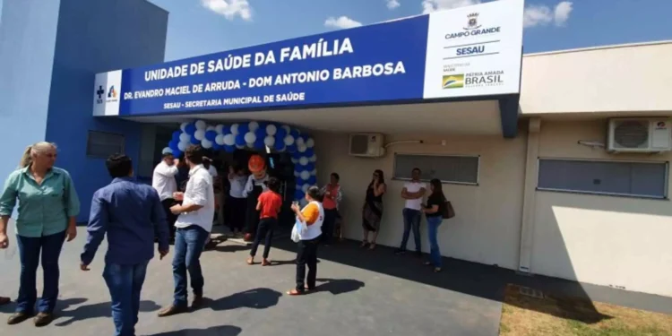 CRAS Dom Antônio em Campo Grande com população presente e decoração de balões.
