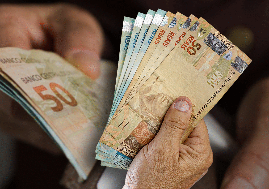 Dinheiro sendo retirado de uma carteira, representando o saque calamidade do FGTS para trabalhadores afetados por desastres naturais.
