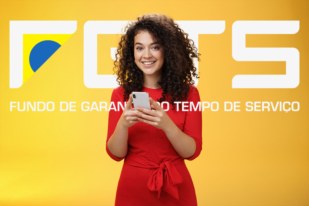 Mulher sorridente segurando celular, ilustrando facilidade para antecipar o FGTS.